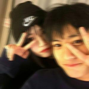 刘海瑞和苏晴送手机
